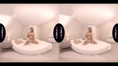 PORNBCN VR Mature Spanish MILF dema ku cixareyê dikişîne û lingên xwe dihejîne, masturbasyonê dike û dîkê we di POV de dimije.